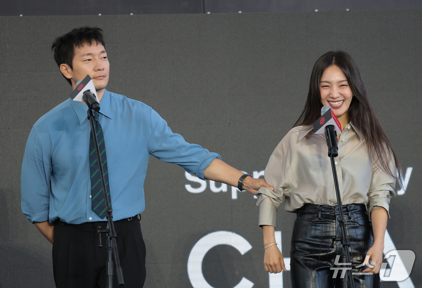 (부산=뉴스1) 권현진 기자 = 배우 손석구(왼쪽)가 7일 부산 해운대구 영화의전당 야외무대에서 열린 영화 ‘베드포드 파크’ 무대 인사에서 최희서와 장난을 치고 있다. 2026.1 …