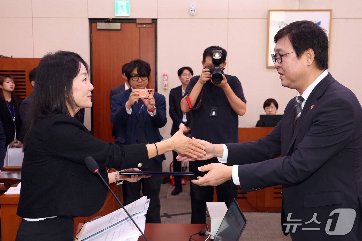 본문 이미지 - 최휘영 문화체육관광부 장관이 7일 서울 여의도 국회 문화체육관광위원회에서 열린 문화체육관광부에 대한 국정감사에서 이재정 위원장에게 선서문을 전달하고 있다. 2026.10.7 ⓒ 뉴스1 황기선 기자