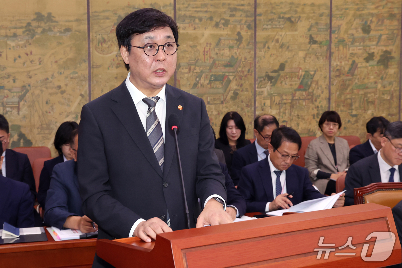 (서울=뉴스1) 황기선 기자 = 최휘영 문화체육관광부 장관이 7일 서울 여의도 국회 문화체육관광위원회에서 열린 문화체육관광부에 대한 국정감사에서 업무보고를 하고 있다.  2026. …