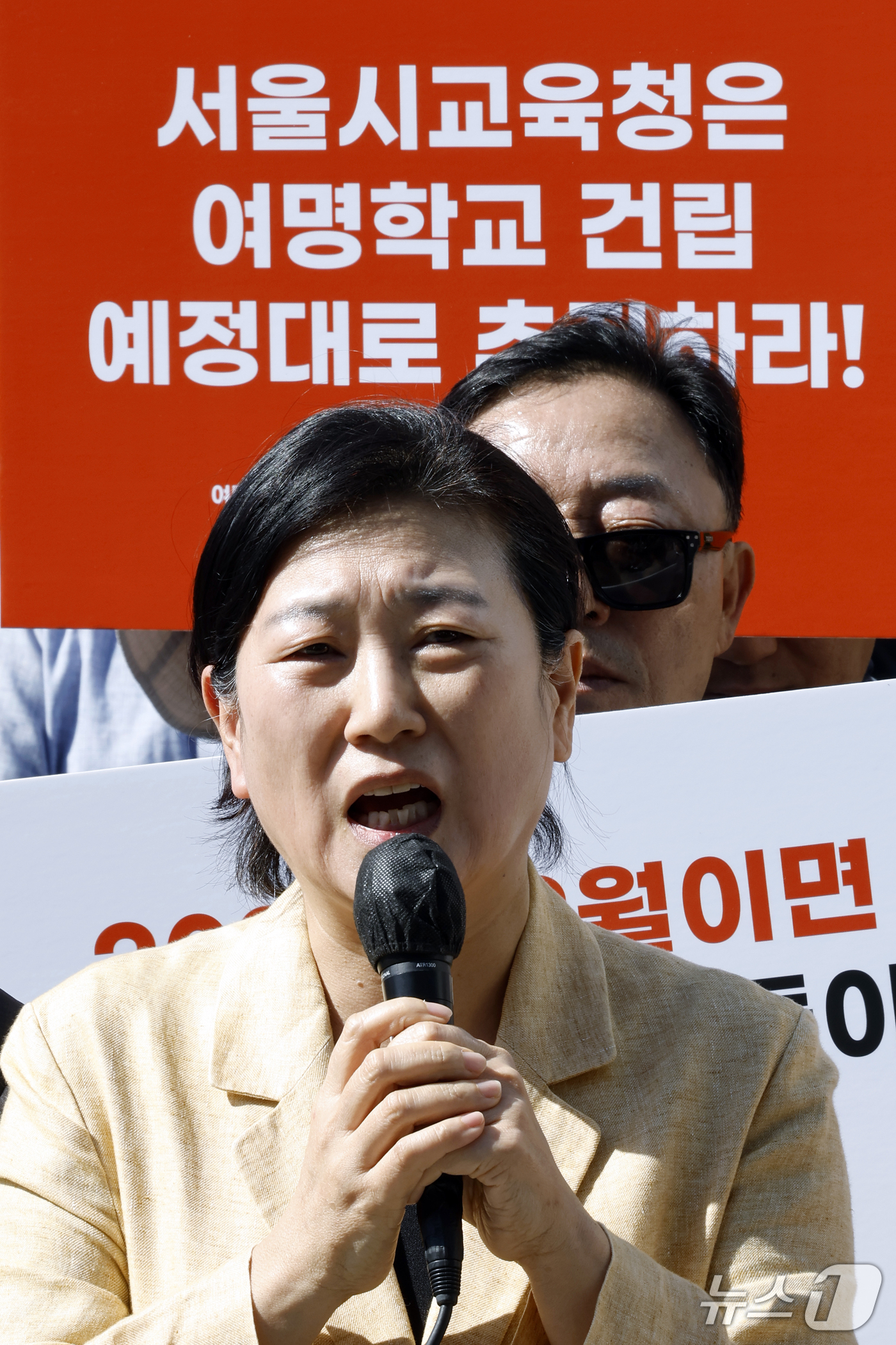(서울=뉴스1) 박정호 기자 = 조명숙 여명학교 교장이 7일 오전 서울시 중구 서울시의회 앞에서 열린 여명학교 교사 건립 촉구 기자회견에서 발언을 하고 있다.이들은 서울 강서구 옛 …