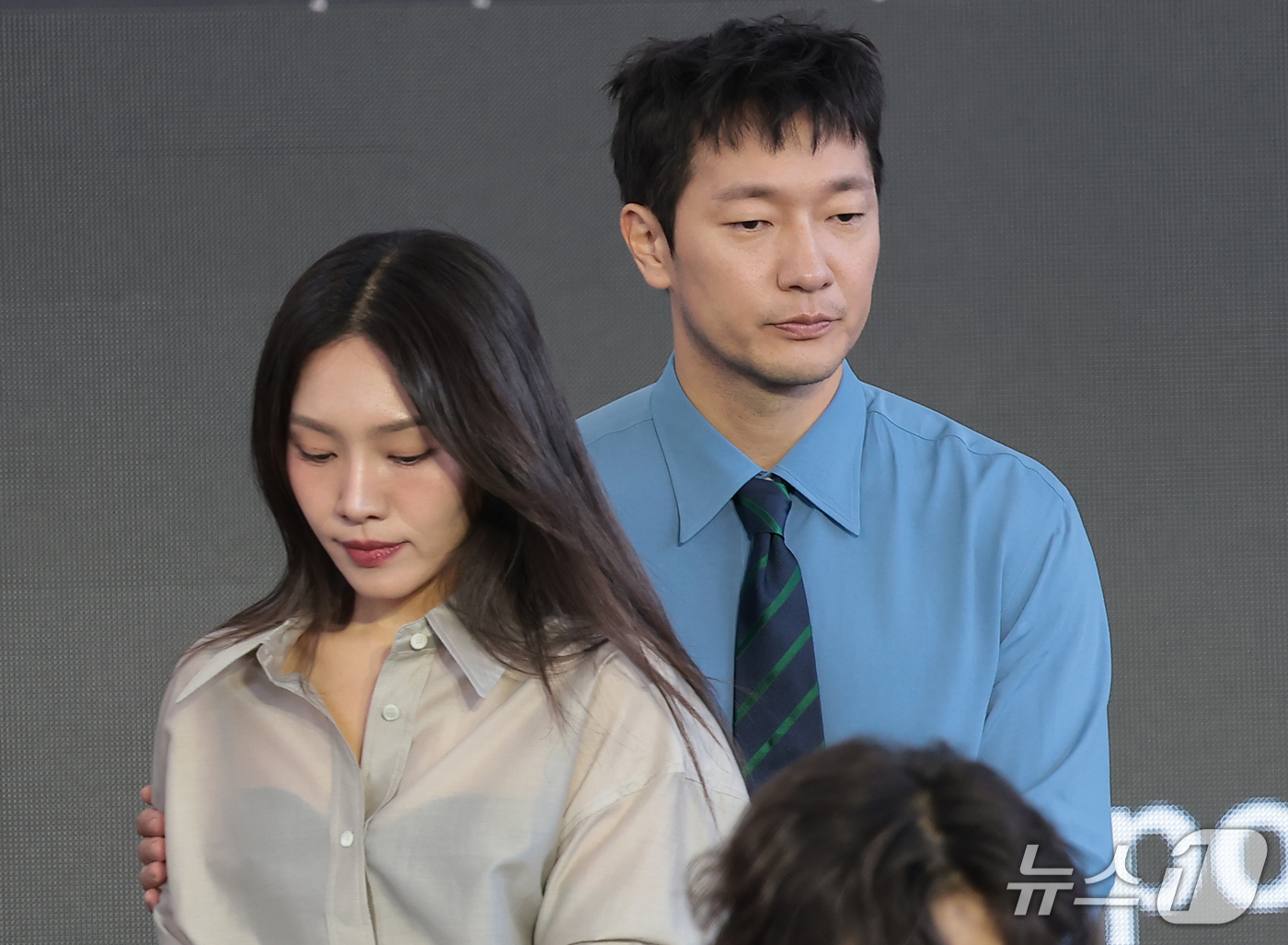 (부산=뉴스1) 권현진 기자 = 배우 손석구(오른쪽)가 7일 부산 해운대구 영화의전당 야외무대에서 열린 영화 ‘베드포드 파크’ 무대 인사에서 최희서를 챙기고 있다. 2026.10. …
