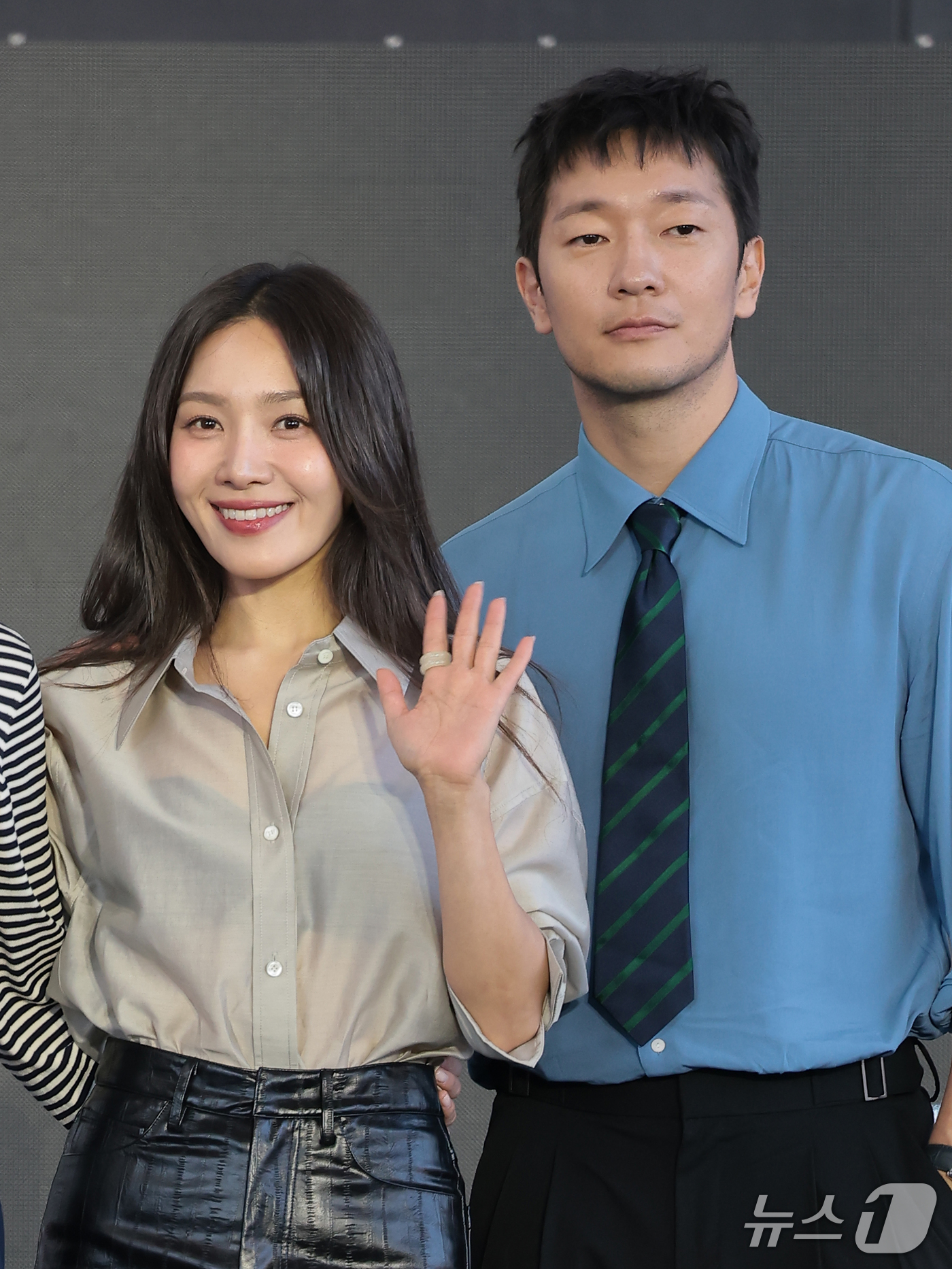 (부산=뉴스1) 권현진 기자 = 배우 최희서와 손석구(오른쪽)가 7일 부산 해운대구 영화의전당 야외무대에서 열린 영화 ‘베드포드 파크’ 무대 인사에서 포즈를 취하고 있다. 2026 …