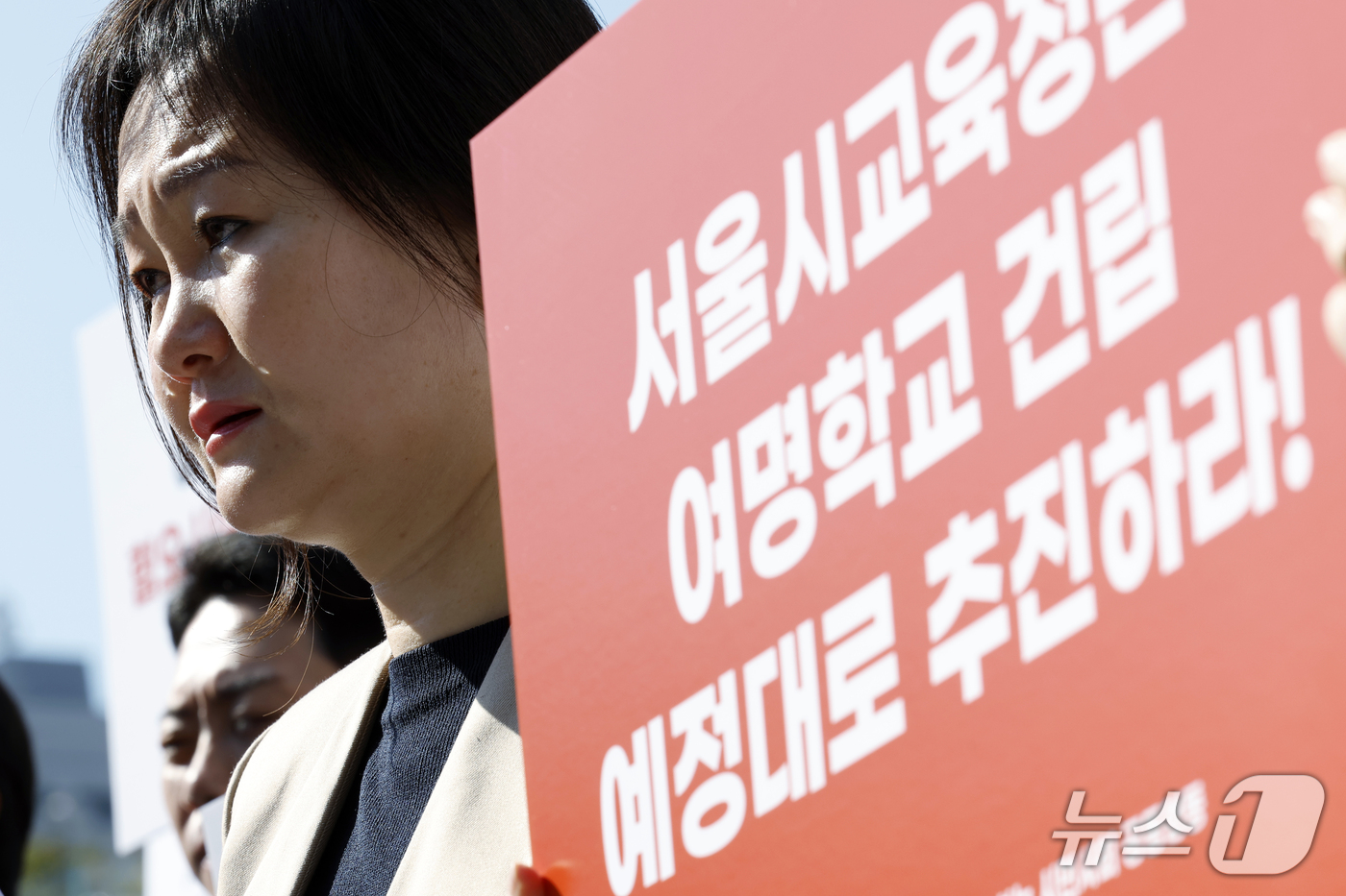 (서울=뉴스1) 박정호 기자 = 엄에스더 여명학교 졸업생이 7일 오전 서울시 중구 서울시의회 앞에서 열린 여명학교 교사 건립 촉구 기자회견에서 조명숙 교장 발언에 눈물을 흘리고 있 …