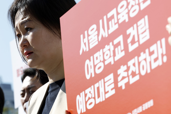 눈물 흘리는 여명학교 졸업생