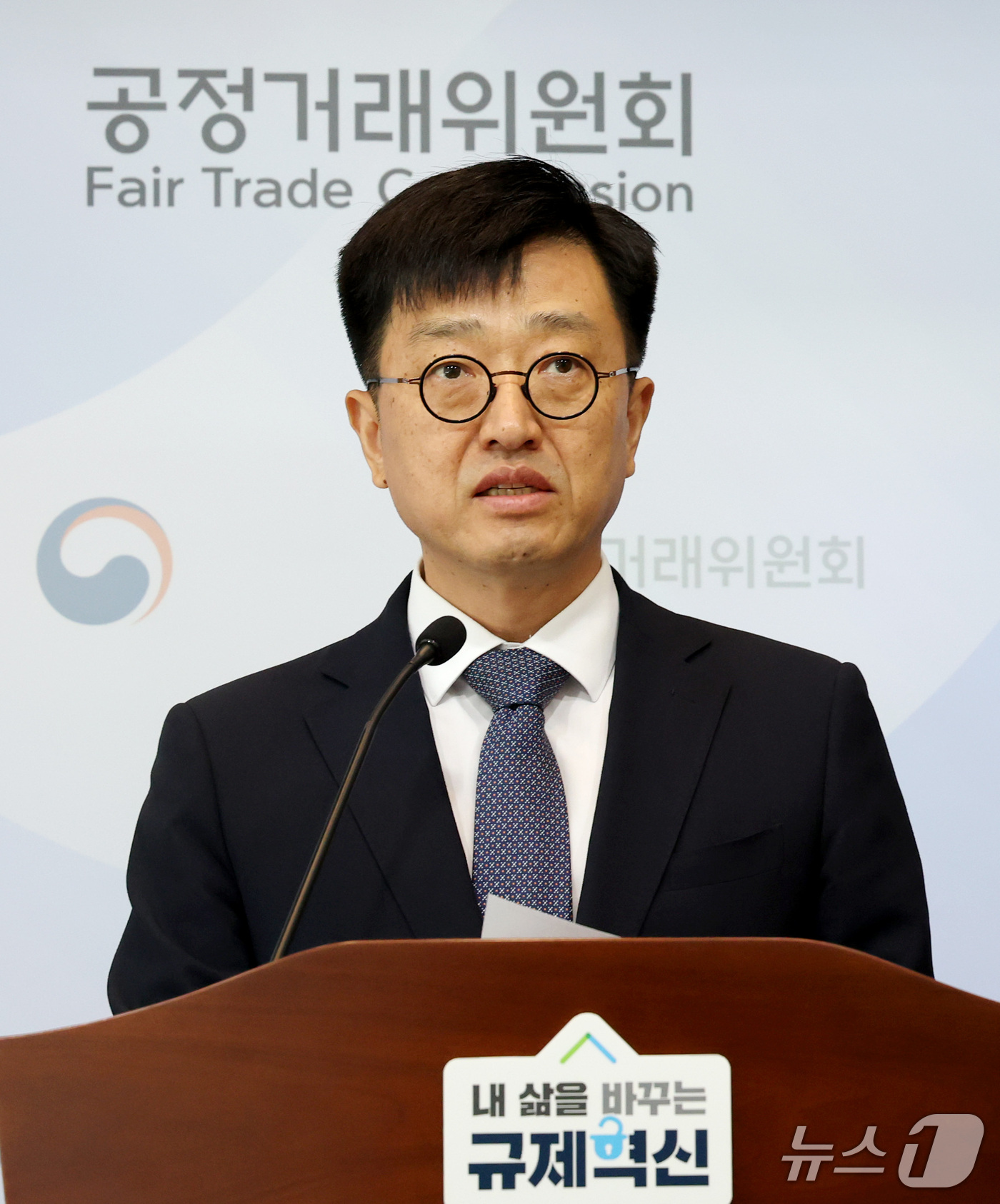 (세종=뉴스1) 김기남 기자 = 오행록 공정거래위원회 카르텔조사국장이 7일 세종시 정부세종청사에서 SK에너지 및 현대오일뱅크의 휘발유·등유·경유 담합 사건 심의 절차 개시 내용을 …