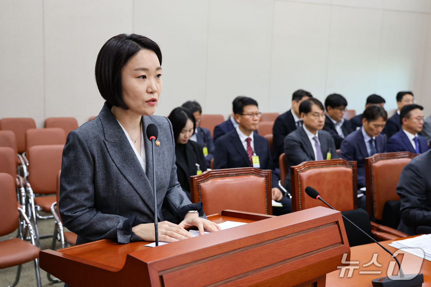 (서울=뉴스1) 김도우 기자 = 이소영 중소벤처기업부 장관이 7일 서울 여의도 국회에서 열린 산업통상자원중소벤처기업위원회 국정감사에 출석해 인사말 및 업무보고를 하고 있다. 202 …