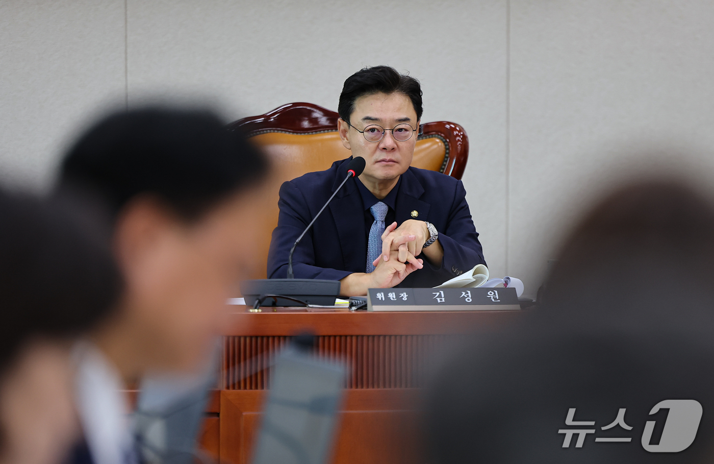 (서울=뉴스1) 김도우 기자 = 김성원 국회 산업통상자원중소벤처기업위원회 위원장이 7일 서울 여의도 국회에서 열린 산자위 국정감사를 주재하고 있다. 2026.10.7/뉴스1