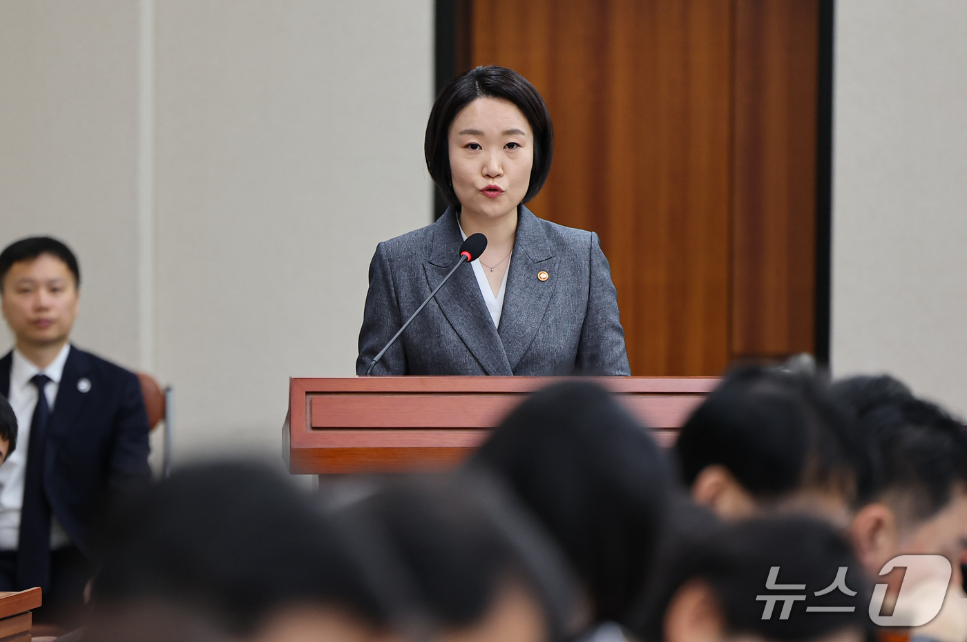 (서울=뉴스1) 김도우 기자 = 이소영 중소벤처기업부 장관이 7일 서울 여의도 국회에서 열린 산업통상자원중소벤처기업위원회 국정감사에 출석해 인사말 및 업무보고를 하고 있다. 202 …