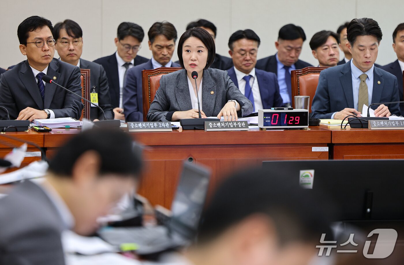 본문 이미지 - 이소영 중소벤처기업부 장관이 7일 서울 여의도 국회에서 열린 산업통상자원중소벤처기업위원회 국정감사에 출석해 의원 질의에 답하고 있다. 2026.10.7 ⓒ 뉴스1 김도우 기자
