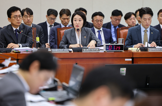 [국감] 의원 질의에 답하는 이소영 장관