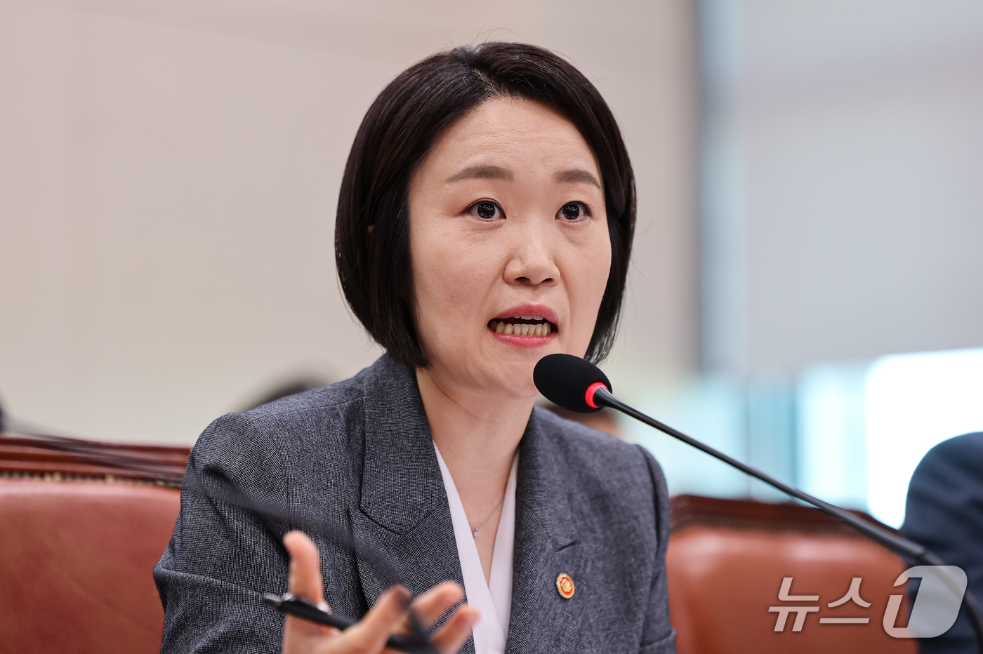 (서울=뉴스1) 김도우 기자 = 이소영 중소벤처기업부 장관이 7일 서울 여의도 국회에서 열린 산업통상자원중소벤처기업위원회 국정감사에 출석해 의원 질의에 답하고 있다. 2026.10 …