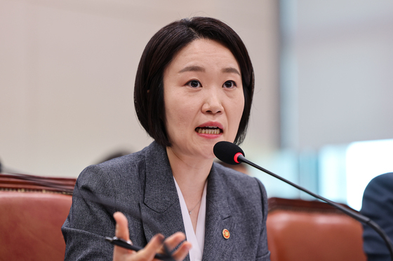 [국감] 의원 질의에 답하는 이소영 장관