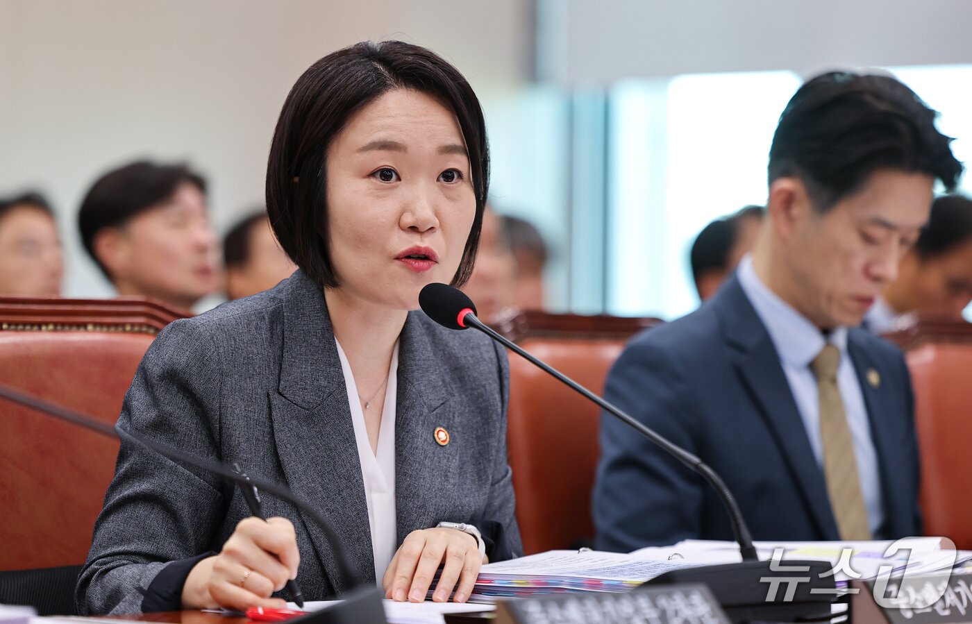 본문 이미지 - 이소영 중소벤처기업부 장관이 7일 서울 여의도 국회에서 열린 산업통상자원중소벤처기업위원회 국정감사에 출석해 의원 질의에 답하고 있다. 2026.10.7 ⓒ 뉴스1 김도우 기자