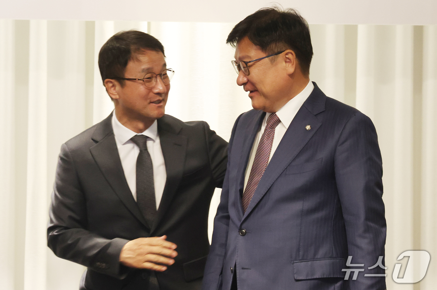 (서울=뉴스1) 김명섭 기자 = 한병도 더불어민주당 원내대표와 정점식 국민의힘 원내대표가 7일 서울 여의도 켄싱턴호텔에서 열린 대한민국헌정회 제58주년 창립 기념식에서 인사를 하고 …