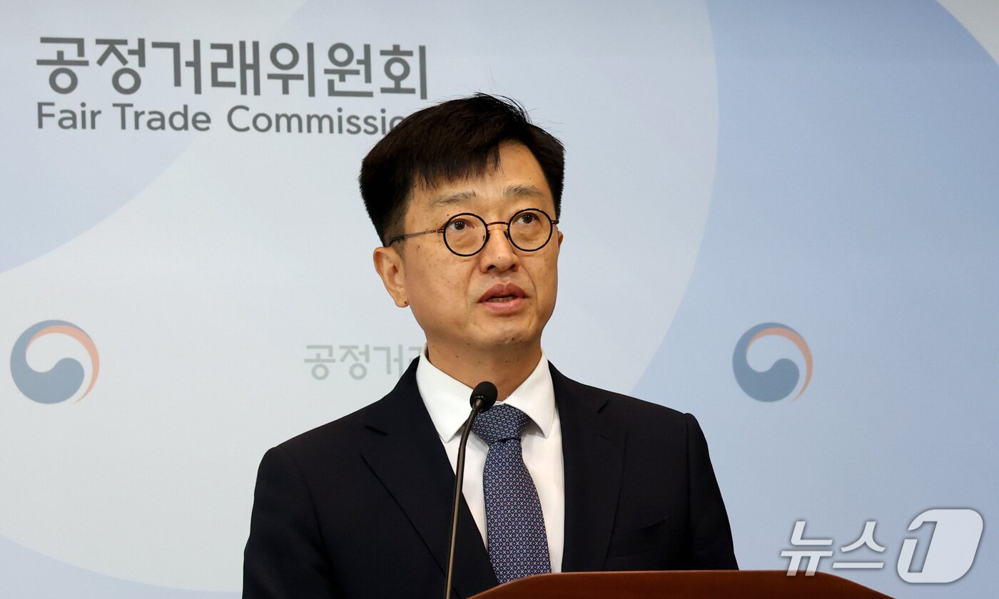 본문 이미지 - 오행록 공정거래위원회 카르텔조사국장이 7일 세종시 정부세종청사에서 SK에너지 및 현대오일뱅크의 휘발유·등유·경유 담합 사건 심의 절차 개시 내용을 발표하고 있다. 2026.10.7 ⓒ 뉴스1 김기남 기자