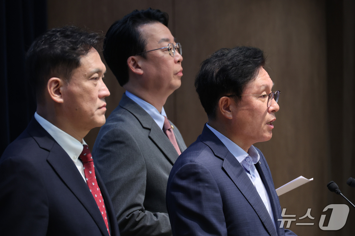(서울=뉴스1) 신웅수 기자 = 법제사법위원회 소속 김태규, 박형수, 곽규택 국민의힘 의원이 7일 서울 여의도 국회 소통관에서 법사위 발언권 정지 관련 기자회견을 하고 있다. 20 …