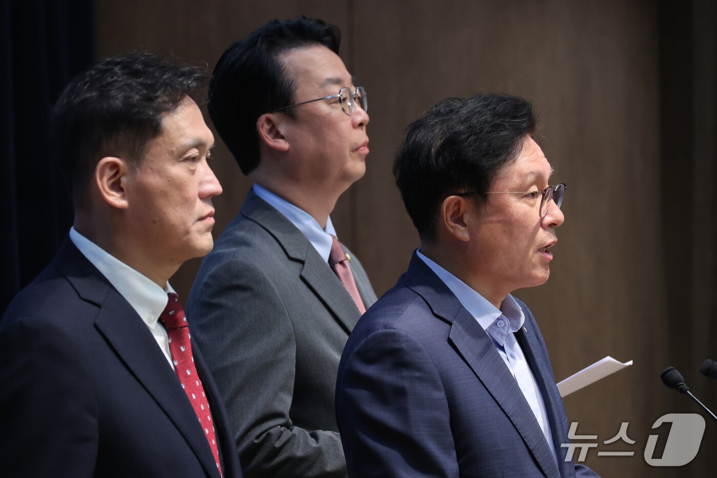 본문 이미지 - 법제사법위원회 소속 김태규, 박형수, 곽규택 국민의힘 의원이 7일 서울 여의도 국회 소통관에서 법사위 발언권 정지 관련 기자회견을 하고 있다. 2026.10.7 ⓒ 뉴스1 신웅수 기자