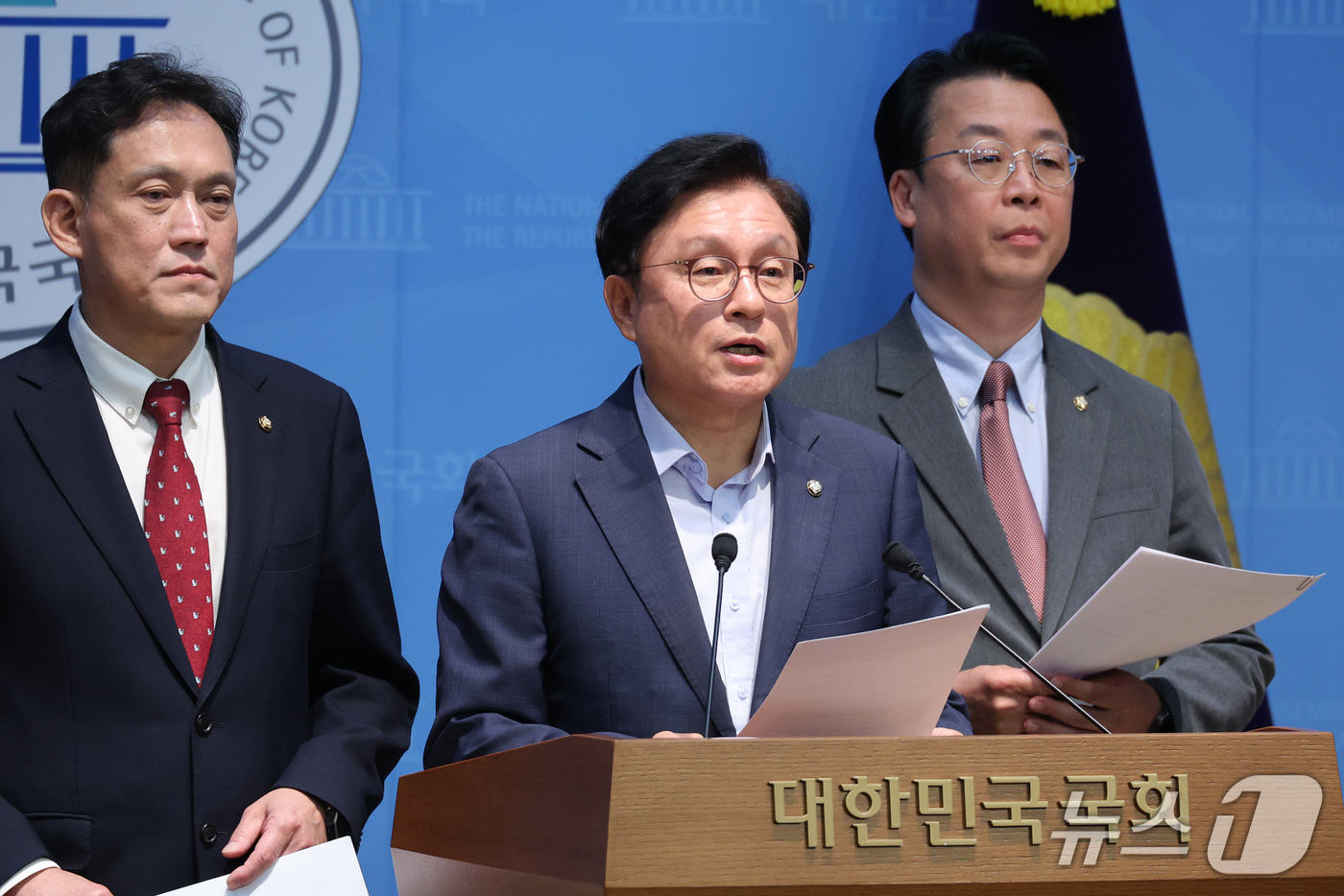 (서울=뉴스1) 신웅수 기자 = 법제사법위원회 소속 김태규, 박형수, 곽규택 국민의힘 의원이 7일 서울 여의도 국회 소통관에서 법사위 발언권 정지 관련 기자회견을 하고 있다. 20 …