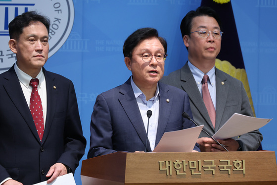 국민의힘 법사위원들 '발언권 정지 사과하라'