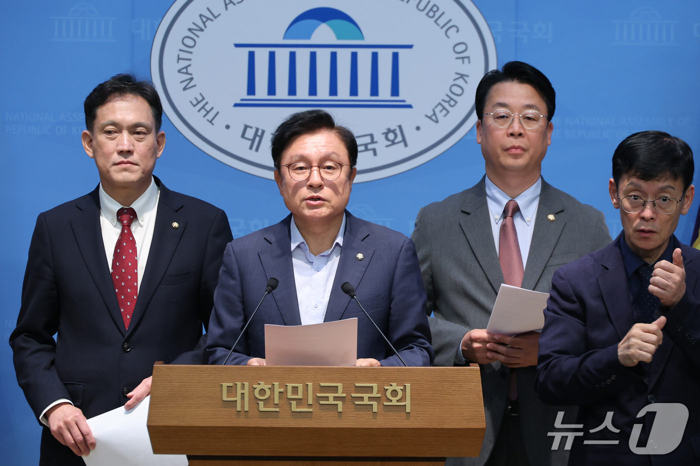 (서울=뉴스1) 신웅수 기자 = 법제사법위원회 소속 김태규, 박형수, 곽규택 국민의힘 의원이 7일 서울 여의도 국회 소통관에서 법사위 발언권 정지 관련 기자회견을 하고 있다. 20 …