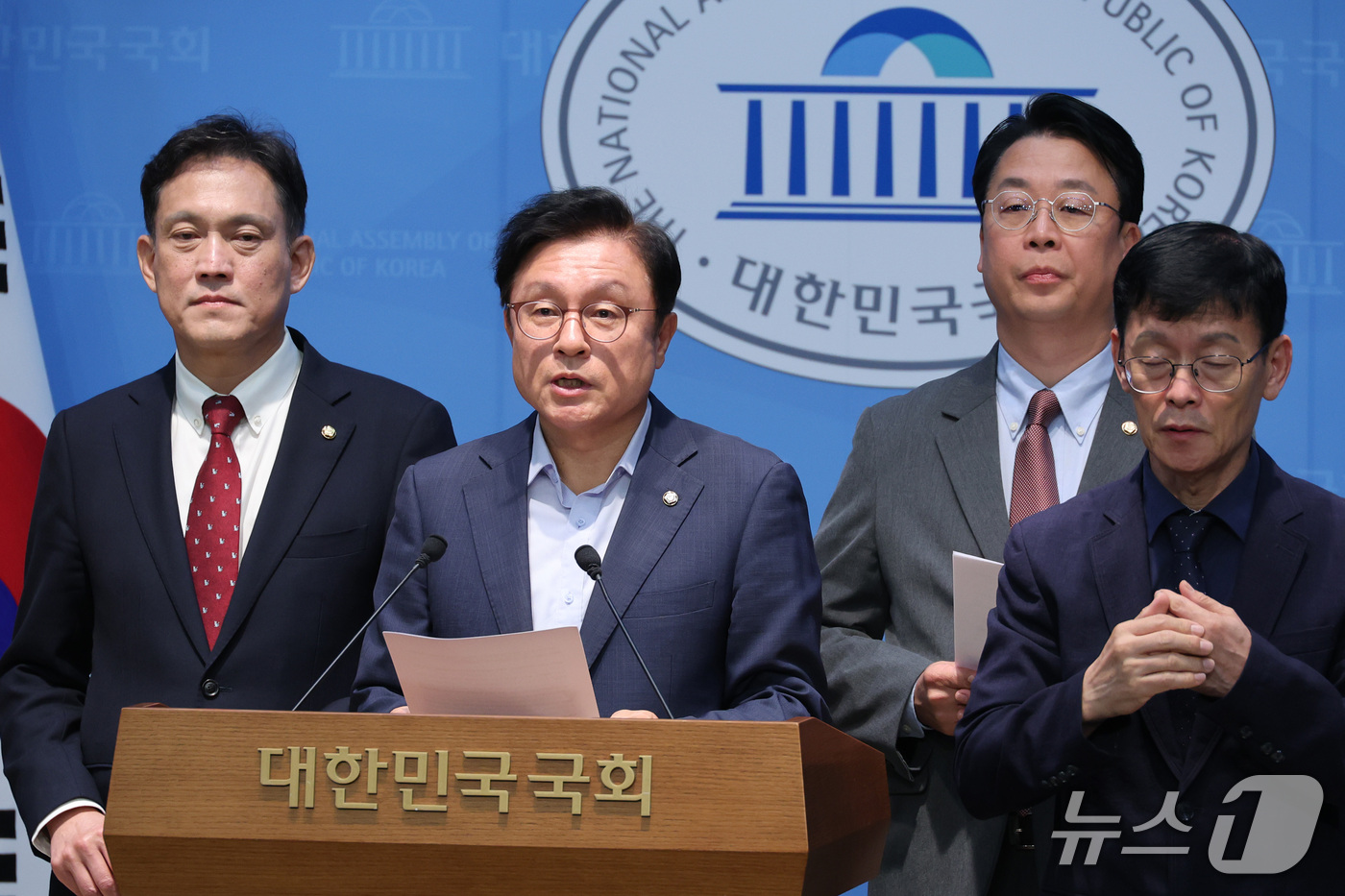 (서울=뉴스1) 신웅수 기자 = 법제사법위원회 소속 김태규, 박형수, 곽규택 국민의힘 의원이 7일 서울 여의도 국회 소통관에서 법사위 발언권 정지 관련 기자회견을 하고 있다. 20 …