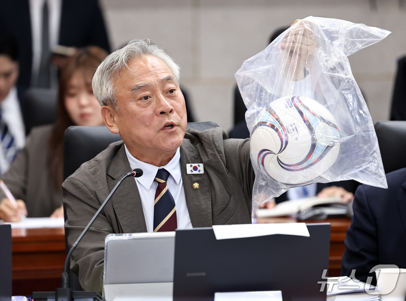 (서울=뉴스1) 구윤성 기자 = 이재강 더불어민주당 의원이 7일 서울 종로구 통일부 남북회담본부에서 열린 국회 외교통일위원회의 통일부 등에 대한 국정감사에서 남북노동자통일축구대회에 …