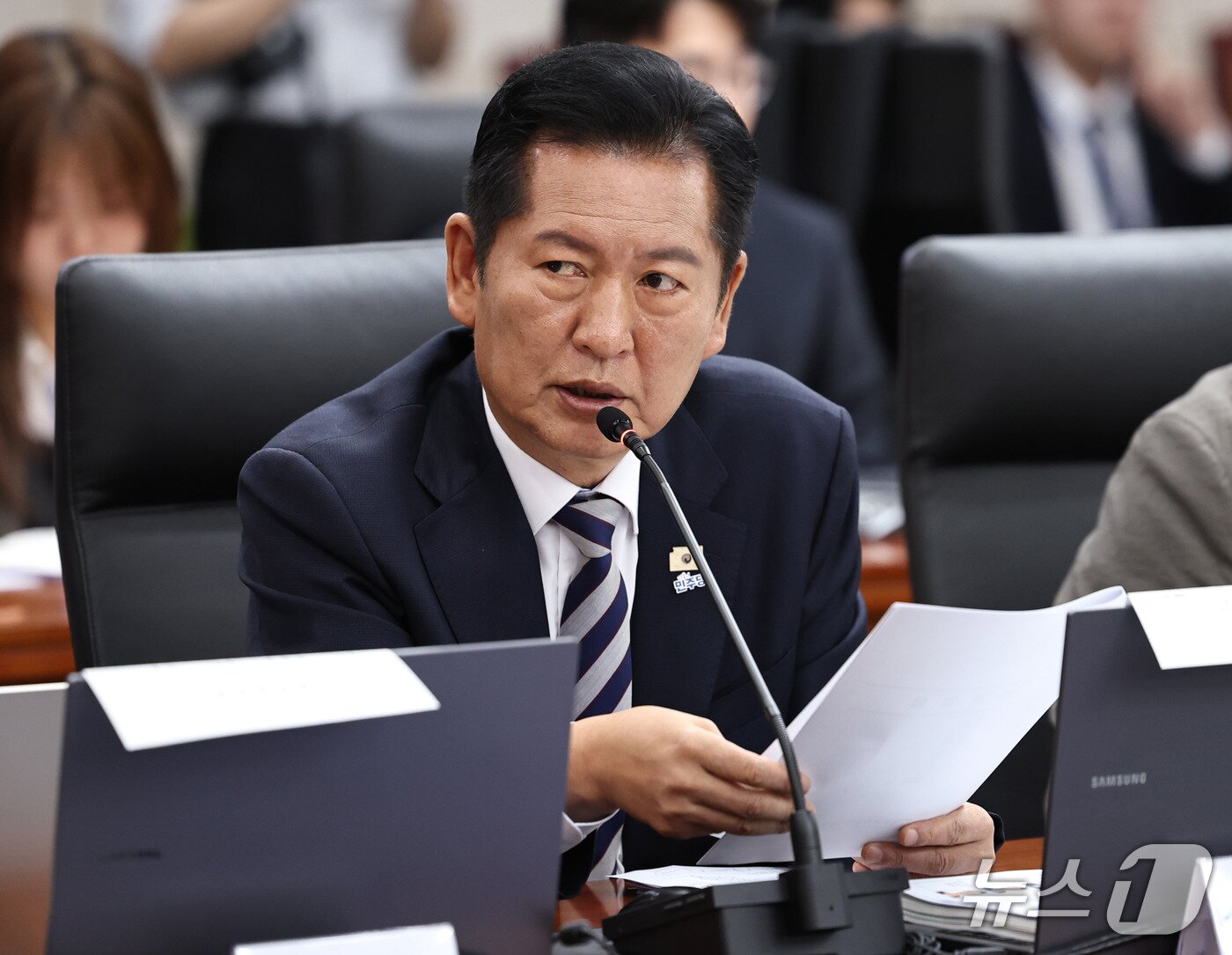 본문 이미지 - 정청래 더불어민주당 의원이 7일 서울 종로구 통일부 남북회담본부에서 열린 국회 외교통일위원회의 통일부 등에 대한 국정감사에서 정동영 장관에게 질의하고 있다. 2026.10.7 ⓒ 뉴스1 구윤성 기자