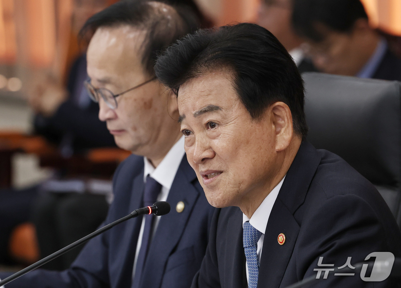 (서울=뉴스1) 구윤성 기자 = 정동영 통일부 장관이 7일 서울 종로구 통일부 남북회담본부에서 열린 국회 외교통일위원회의 통일부 등에 대한 국정감사에서 의원 질의에 답변하고 있다. …
