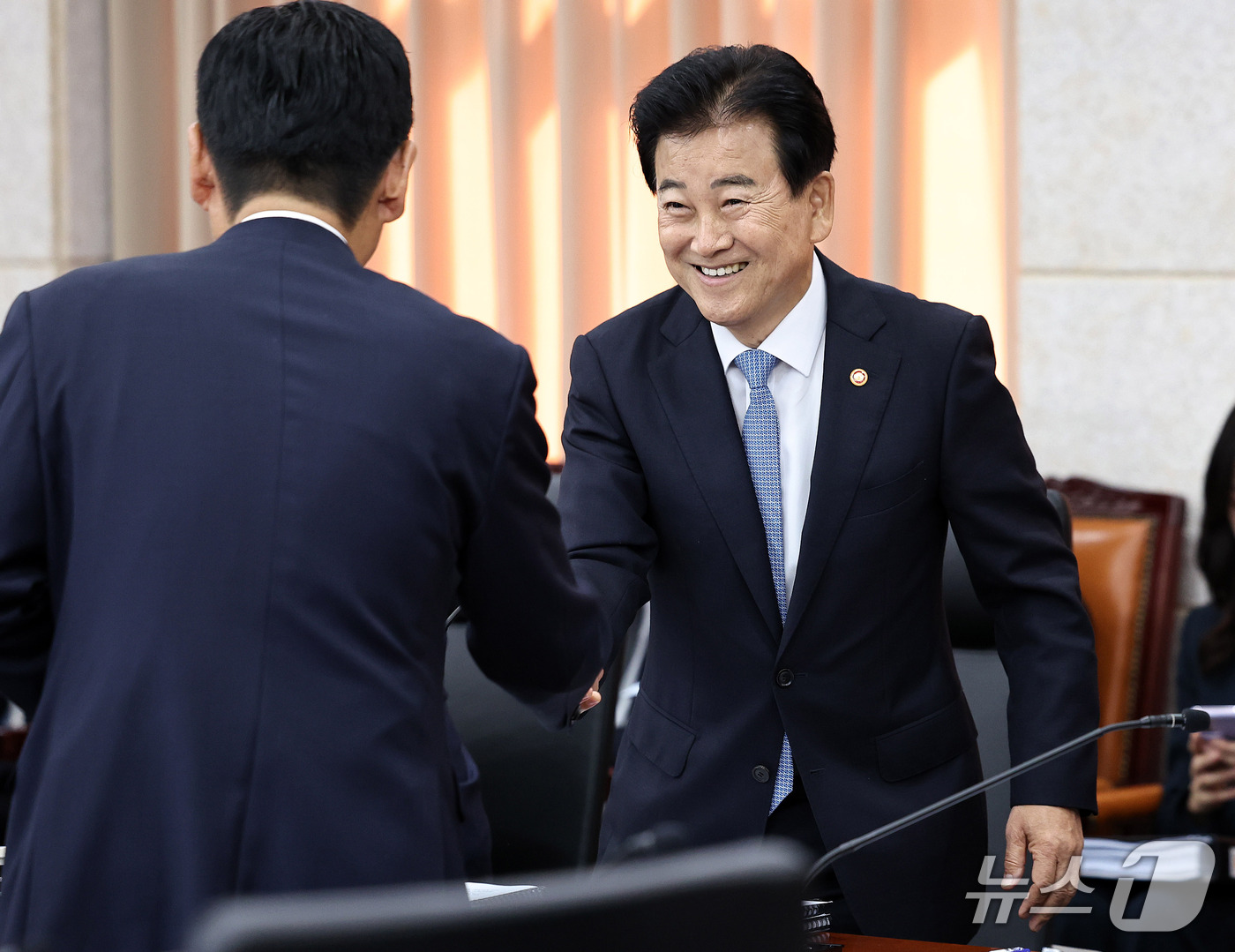 (서울=뉴스1) 구윤성 기자 = 정동영 통일부 장관이 7일 서울 종로구 통일부 남북회담본부에서 열린 국회 외교통일위원회의 통일부 등에 대한 국정감사에서 정청래 더불어민주당 의원과 …