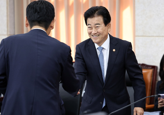 [국감] 정청래 의원과 인사 나누는 정동영 장관