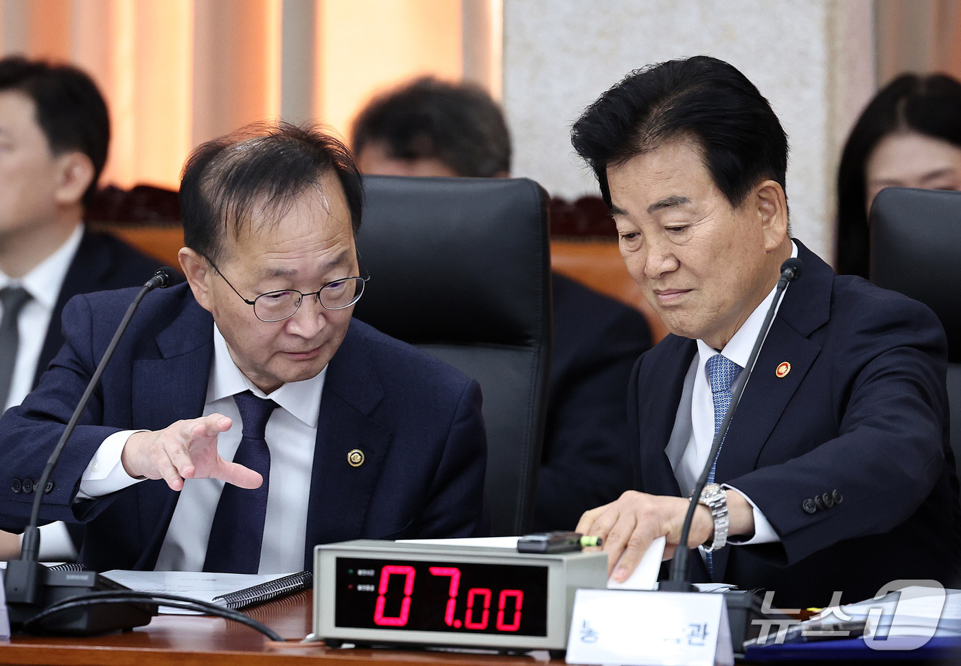 (서울=뉴스1) 구윤성 기자 = 통일부 정동영 장관(오른쪽)과 김남중 차관이 7일 서울 종로구 통일부 남북회담본부에서 열린 국회 외교통일위원회의 통일부 등에 대한 국정감사에서 대화 …