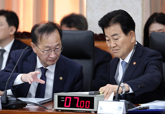 [국감] 대화하는 정동영 장관과 김남중 차관
