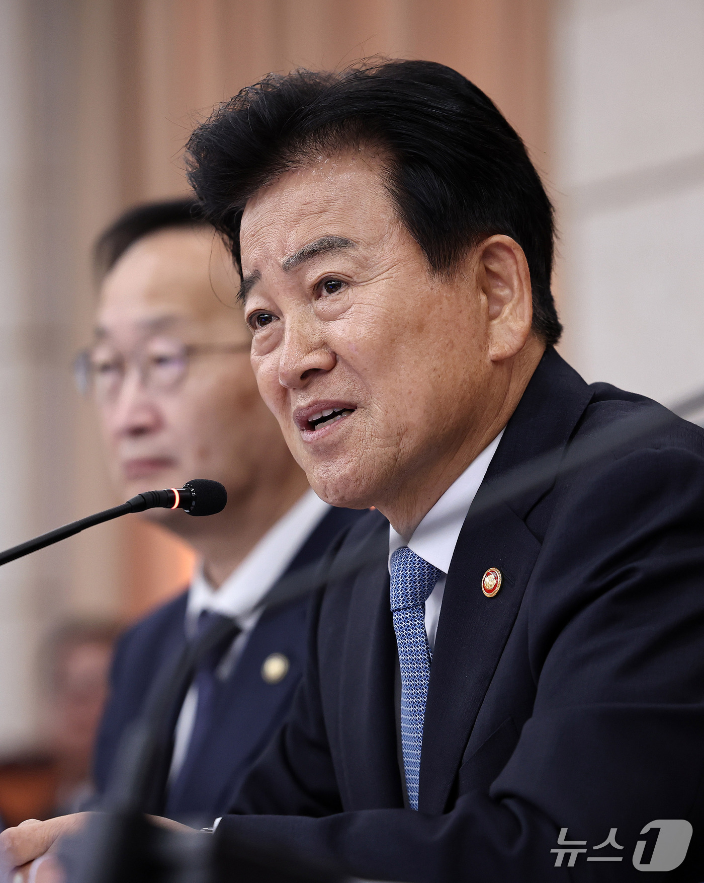 (서울=뉴스1) 구윤성 기자 = 정동영 통일부 장관이 7일 서울 종로구 통일부 남북회담본부에서 열린 국회 외교통일위원회의 통일부 등에 대한 국정감사에서 의원 질의에 답변하고 있다. …