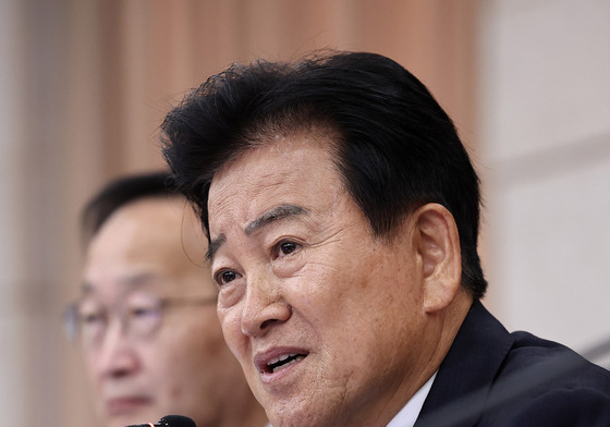 [국감] 질의에 답변하는 정동영 장관