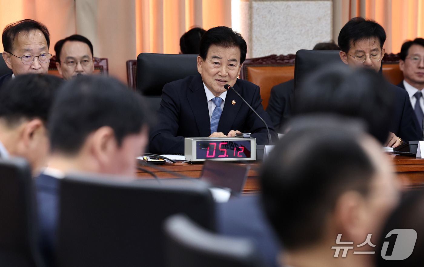 (서울=뉴스1) 구윤성 기자 = 정동영 통일부 장관이 7일 서울 종로구 통일부 남북회담본부에서 열린 국회 외교통일위원회의 통일부 등에 대한 국정감사에서 의원 질의에 답변하고 있다. …