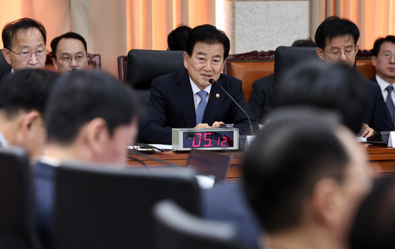 [국감] DMZ 지뢰 폭발 관련 답변하는 정동영 장관