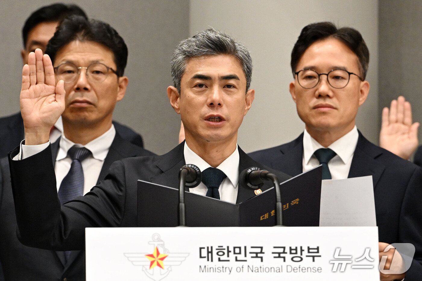 본문 이미지 - 강신철 국방부 장관이 7일 서울 용산구 국방부에서 열린 국방위원회의 국방부 등에 대한 국정감사에서 증인 선서를 하고 있다. 2026.10.7 ⓒ 뉴스1 국회사진기자단