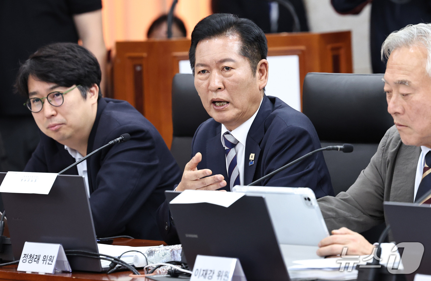 (서울=뉴스1) 구윤성 기자 = 정청래 더불어민주당 의원이 7일 서울 종로구 통일부 남북회담본부에서 열린 국회 외교통일위원회의 통일부 등에 대한 국정감사에서 박충권 국민의힘 의원을 …
