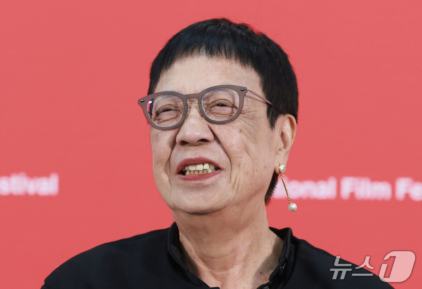 (부산=뉴스1) 권현진 기자 = 까멜리아상 수상자 허안화 감독이 7일 부산 해운대구 영화의전당 비프힐에서 열린 ‘제31회 부산국제영화제’(BIFF) 기자회견에 참석해 미소를 짓고 …