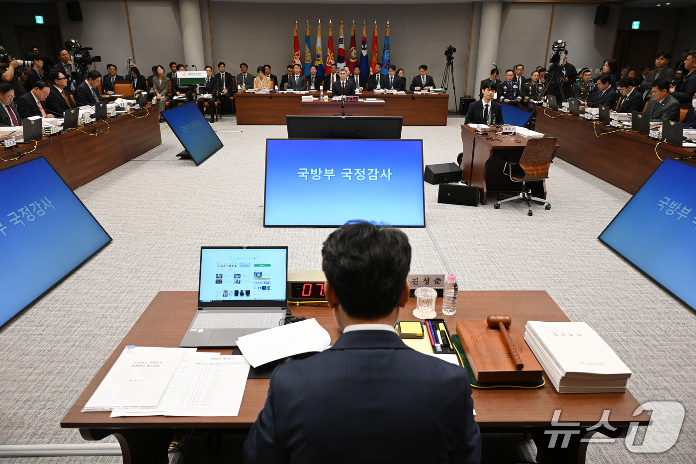 (서울=뉴스1) 국회사진기자단 = 진성준 국회 국방위원장이 7일 오전 서울 용산구 국방부에서 열린 국회 국방위원회의 국방부에 대한 국정감사를 주재하고 있다. 2026.10.7/뉴스 …