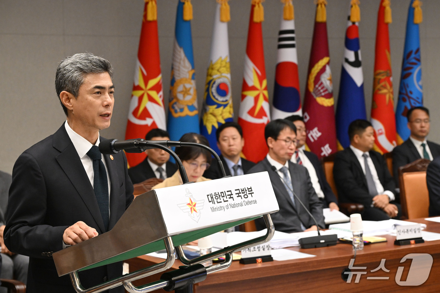 (서울=뉴스1) 국회사진기자단 = 강신철 국방부 장관이 7일 오전 서울 용산구 국방부에서 열린 국회 국방위원회의 국방부에 대한 국정감사에서 업무보고를 하고 있다. 2026.10.7 …