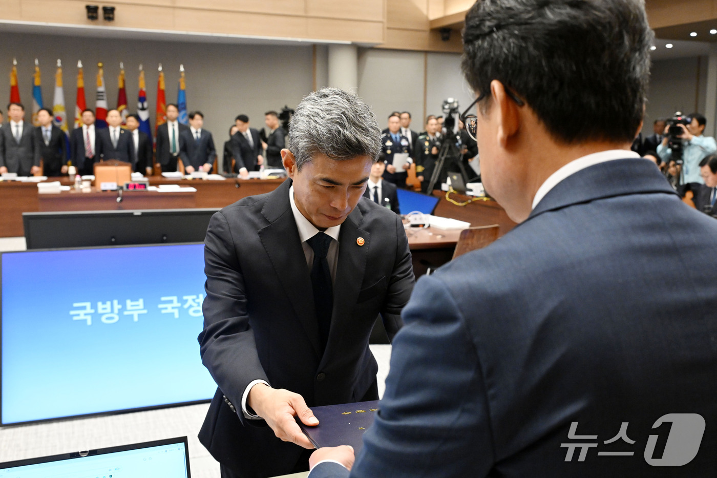 (서울=뉴스1) 국회사진기자단 = 강신철 국방부 장관이 7일 오전 서울 용산구 국방부에서 열린 국회 국방위원회의 국방부에 대한 국정감사에서 진성준 위원장에게 선서문을 전달하고 있다 …
