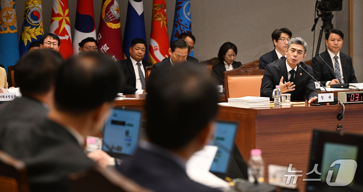 (서울=뉴스1) 국회사진기자단 = 강신철 국방부 장관이 7일 서울 용산구 국방부에서 열린 국회 국방위원회 국정감사에서 의원들 질의에 답하고 있다. 2026.10.7/뉴스1