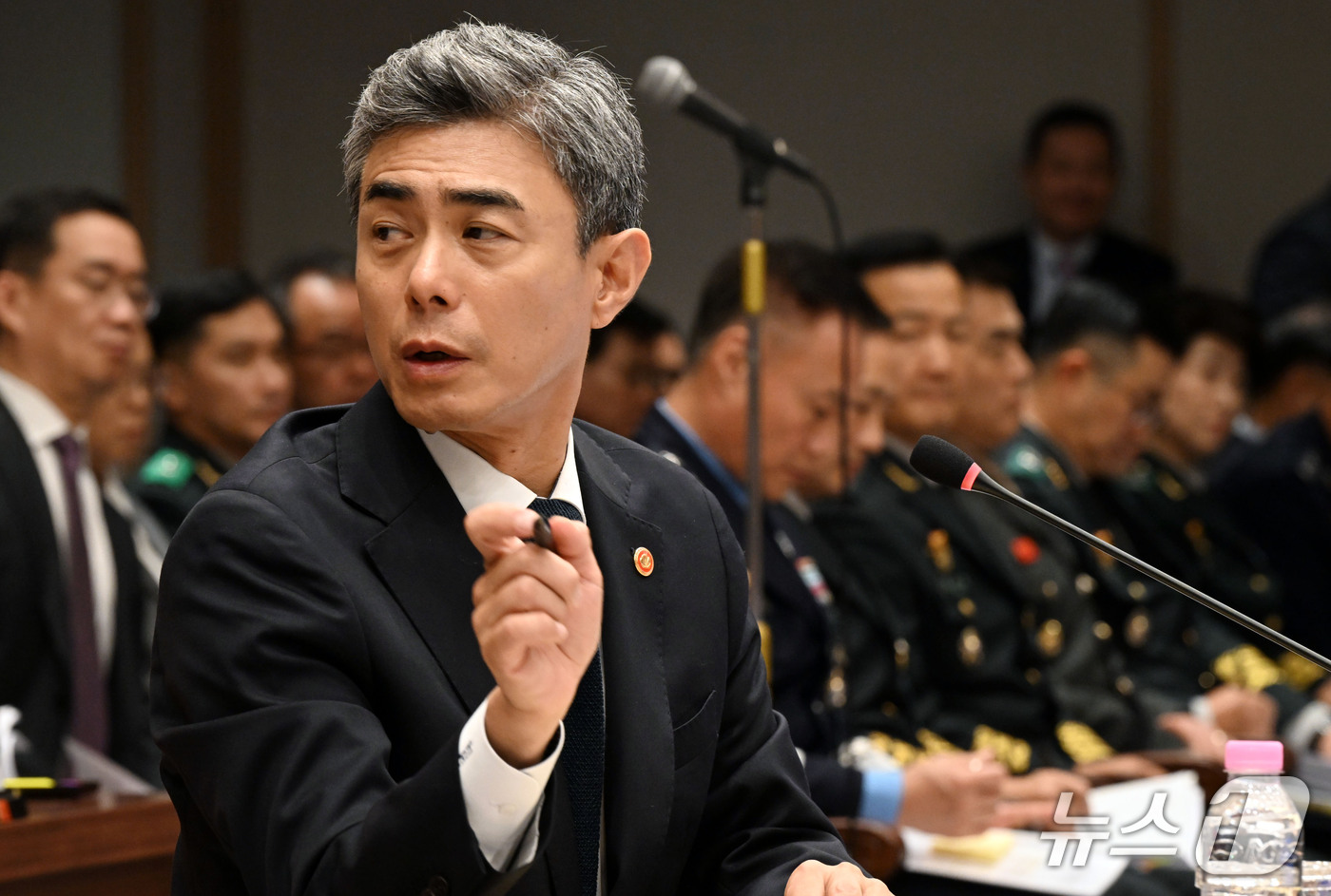 (서울=뉴스1) 국회사진기자단 = 강신철 국방부 장관이 7일 서울 용산구 국방부에서 열린 국회 국방위원회 국정감사에서 의원들 질의에 답하고 있다. 2026.10.7/뉴스1