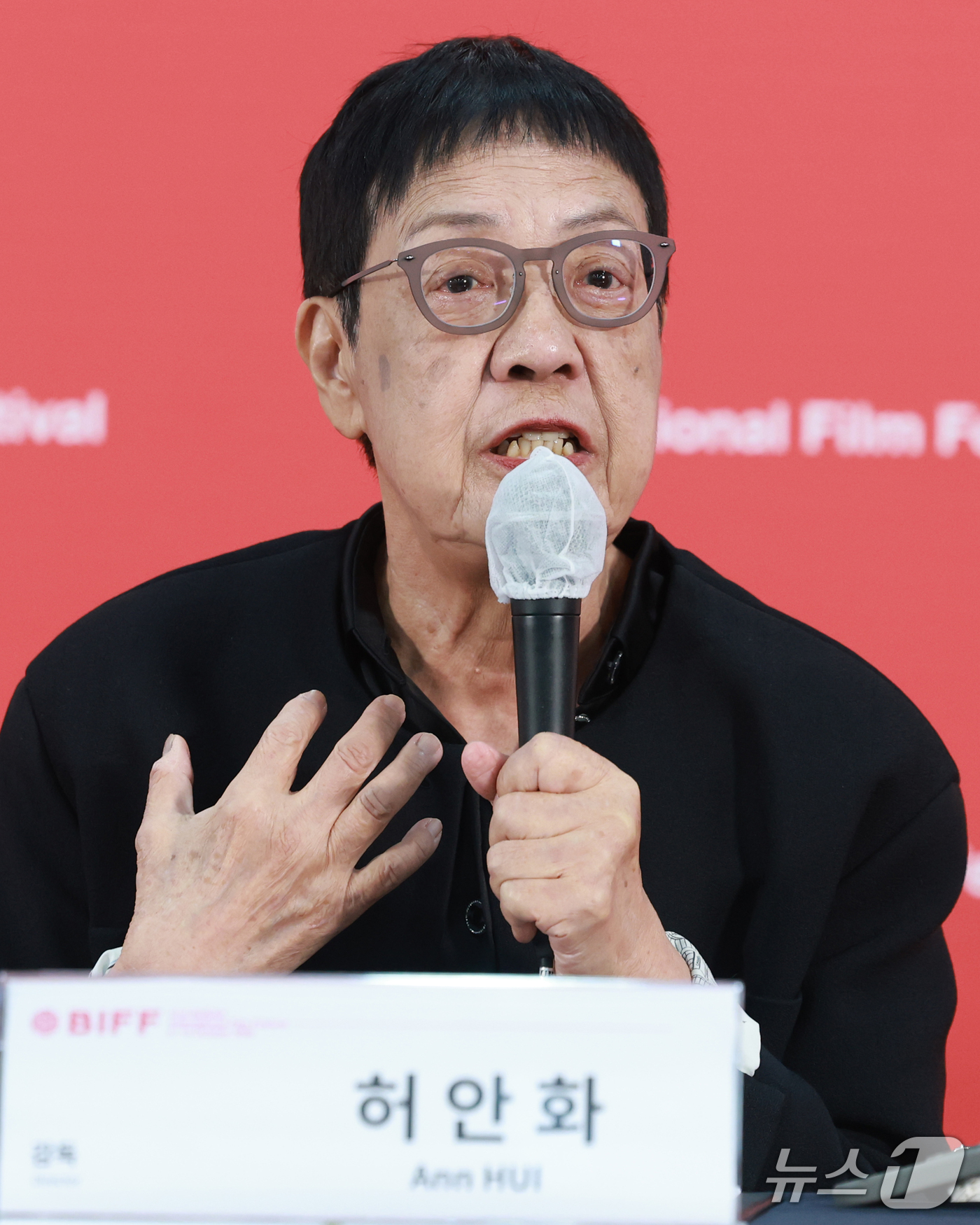(부산=뉴스1) 권현진 기자 = 까멜리아상 수상자 허안화 감독이 7일 부산 해운대구 영화의전당 비프힐에서 열린 ‘제31회 부산국제영화제’(BIFF) 기자회견에 참석해 취재진 질문에 …