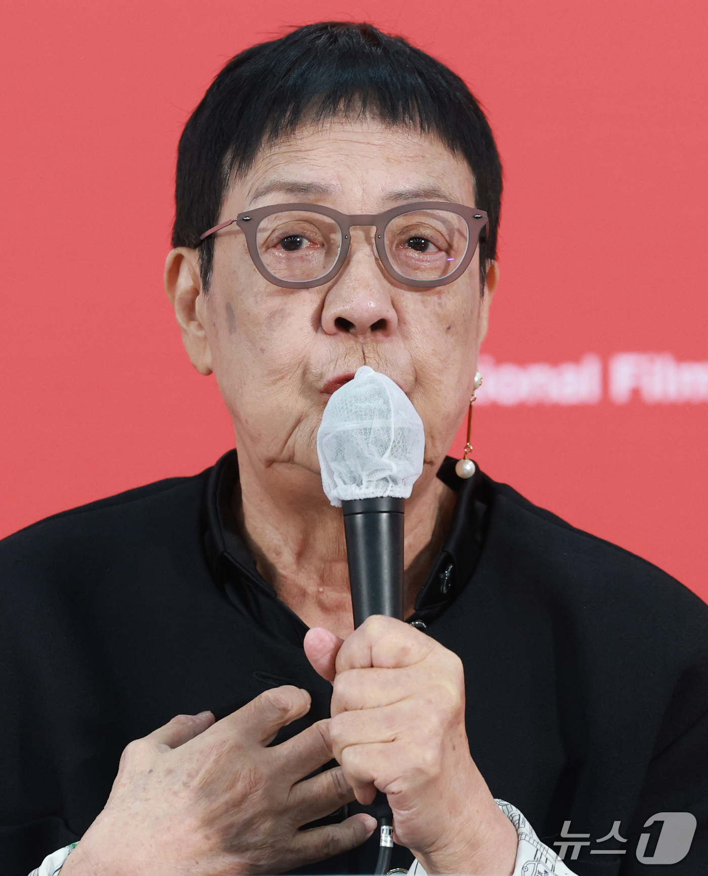 (부산=뉴스1) 권현진 기자 = 까멜리아상 수상자 허안화 감독이 7일 부산 해운대구 영화의전당 비프힐에서 열린 ‘제31회 부산국제영화제’(BIFF) 기자회견에 참석해 취재진 질문에 …