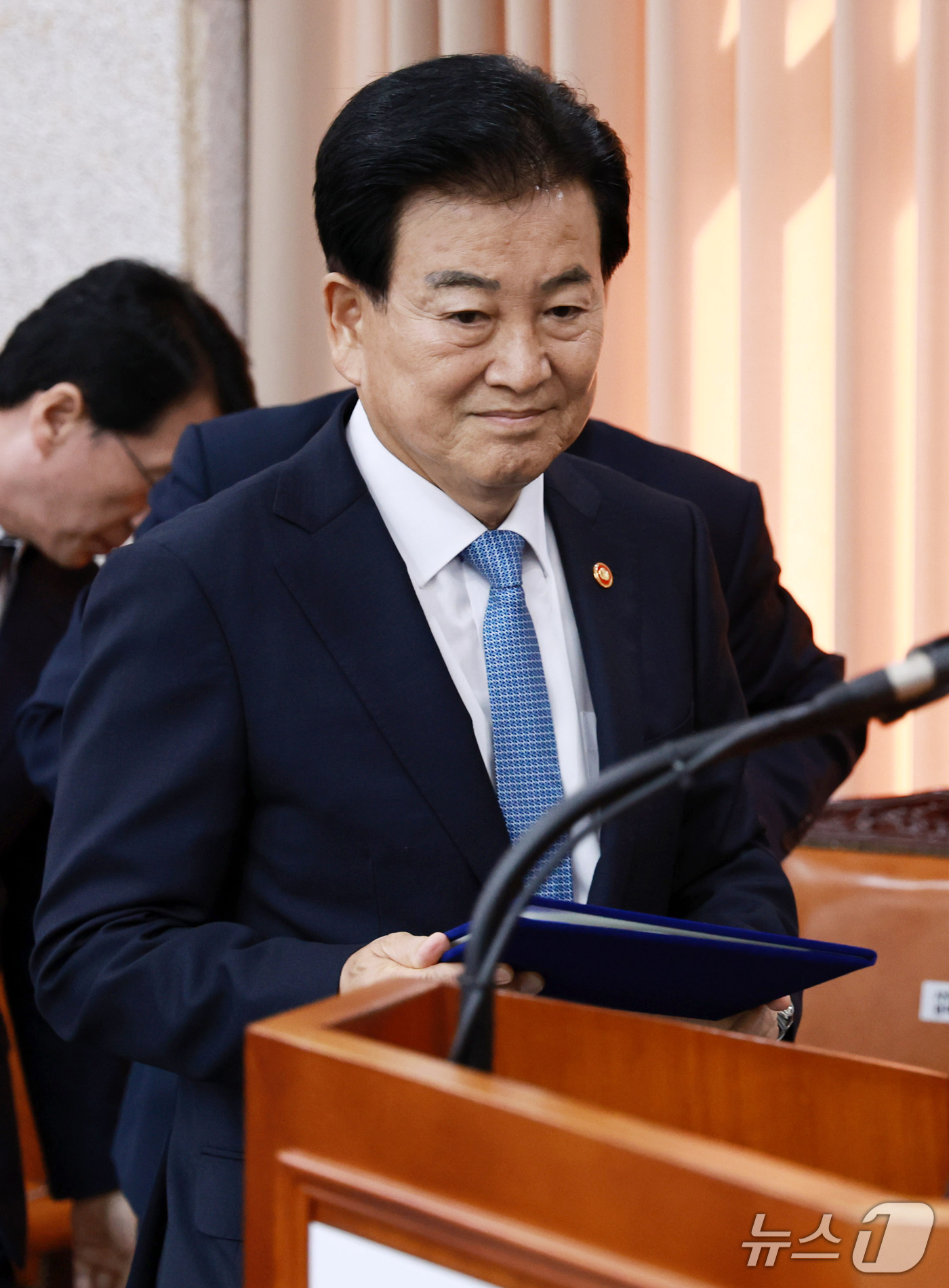 (서울=뉴스1) 구윤성 기자 = 정동영 통일부 장관이 7일 서울 종로구 통일부 남북회담본부에서 열린 국회 외교통일위원회의 통일부 등에 대한 국정감사에서 의원 증인선서를 위해 발언대 …