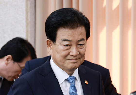 [국감] 발언대 향하는 정동영 통일부 장관