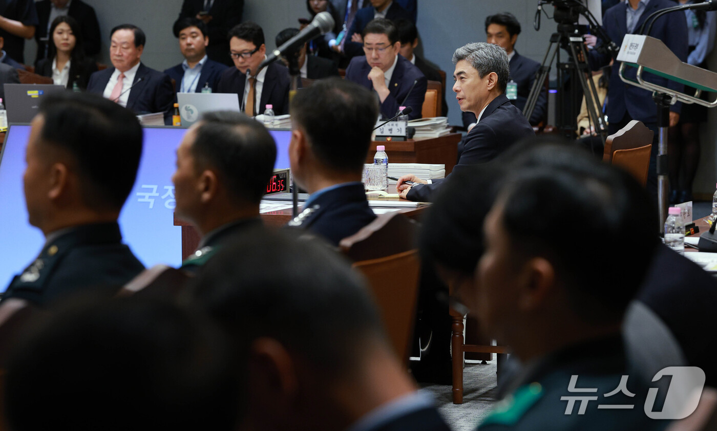 (서울=뉴스1) 국회사진기자단 = 강신철 국방부 장관이 7일 서울 용산구 국방부에서 열린 국회 국방위원회의 국방부에 대한 국정감사에서 의원 질의에 답변하고 있다. 2026.10.7 …
