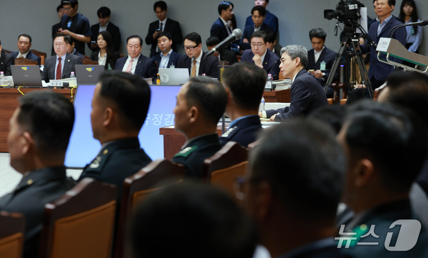 (서울=뉴스1) 국회사진기자단 = 강신철 국방부 장관이 7일 서울 용산구 국방부에서 열린 국회 국방위원회의 국방부에 대한 국정감사에서 의원 질의에 답변하고 있다. 2026.10.7 …